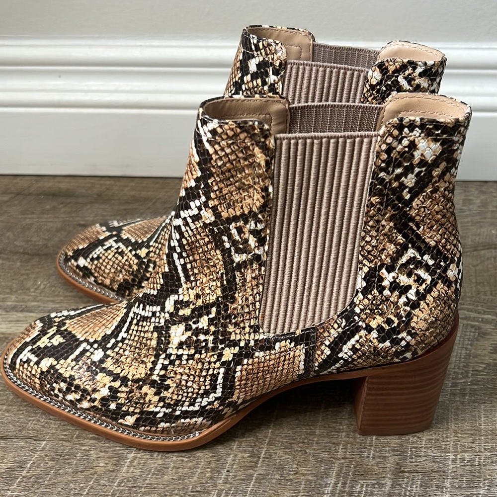 NWT Vince Camuto Jentilliy Chelsea Boot Size 8.5